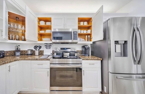 Pembroke Pines Villa | Lakefront Estate Pool Home/Game Room 5BR/3 Suites