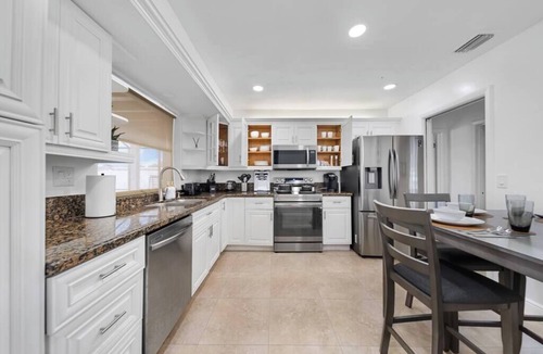 Pembroke Pines Villa | Lakefront Estate Pool Home/Game Room 5BR/3 Suites