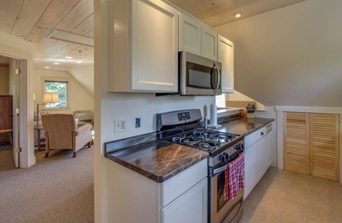 North Hero Apartment | Lakefront Getaway Near Private Beach & Park, State Boat Launch & Dock Nearby