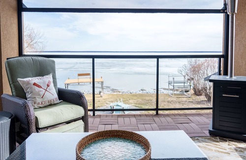 Central Alberta Cabin | Lakefront Luxury Home|AC|Fireplace|Two Ensuites