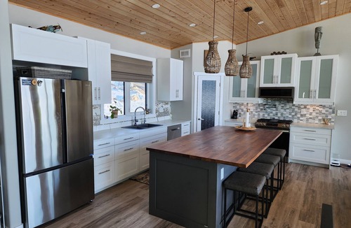 Pasqua Lake Cottage | Lakefront Luxury with Hot tub