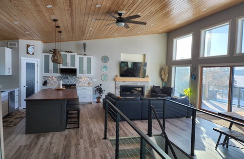 Pasqua Lake Cottage | Lakefront Luxury with Hot tub
