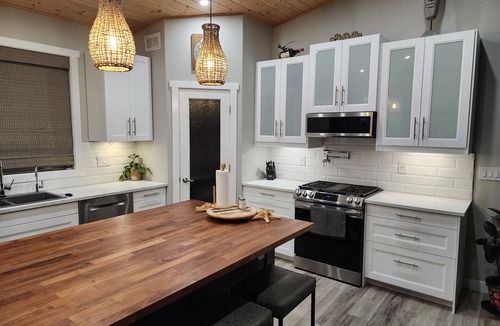 Pasqua Lake Cottage | Lakefront Luxury with Hot tub