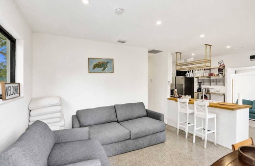 West Park House | Lakefront Oasis | BBQ, Pool, Kayaks & Sleeps 10