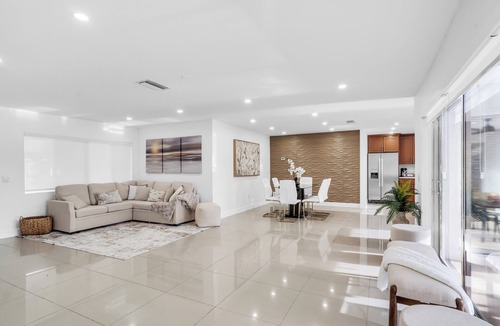 Pembroke Pines House | Lakefront Pool Family Home in Hollywood 10 minutes to HardRock stadium