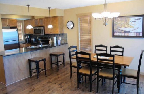 Central Okanagan Cottage | Lakeside cottage along La Casa Cottage Resort