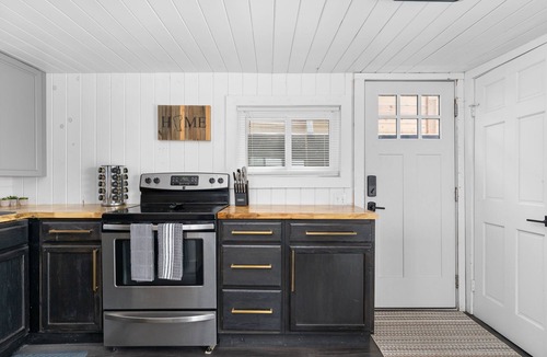 Colchester Cottage | Lakeside Cottage ~ Pool, Hot tub & Private Beach