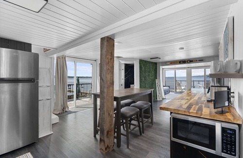 Colchester Cottage | Lakeside Cottage ~ Pool, Hot tub & Private Beach