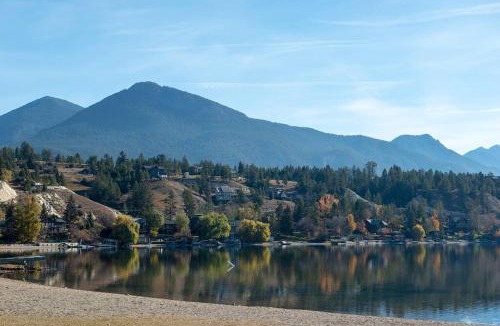 East Kootenay Apartment | Lakeside Memories, Pool, Hot Tub, Central