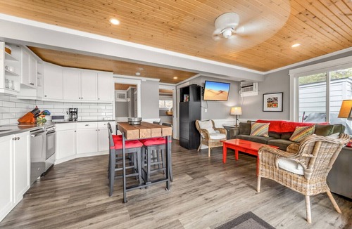 Central Okanagan Apartment | Lakeside Serenity Retreat #10