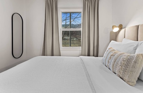 Okanagan-Similkameen Hotel | Lakeside Villa & Nordic Spa - Boutique motel with beach access