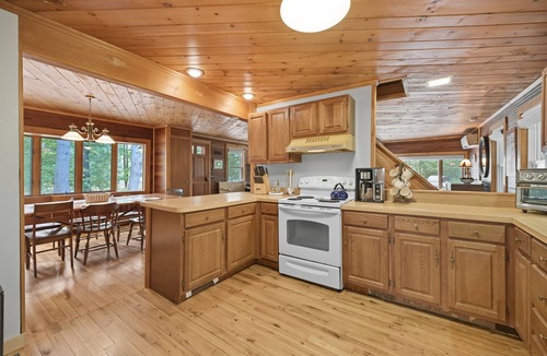 Bridgewater House | Lakeview Cabin w/Private Beach – Pet-Friendly, Family Fun, Skiing Nearby