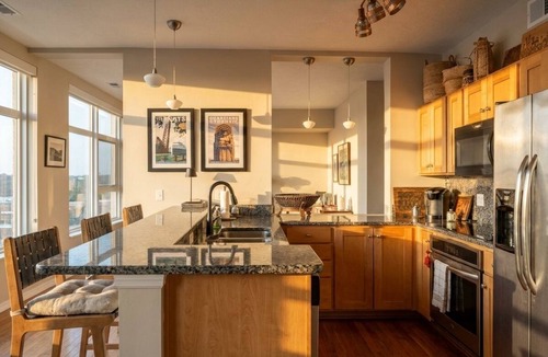 Ohio City Apartment | Lakeview Condo + Balcony + Parking + Gym