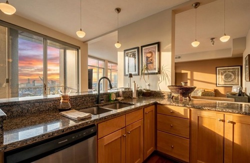 Ohio City Apartment | Lakeview Condo + Balcony + Parking + Gym