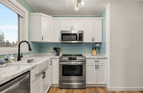 Sylvan Lake Condo | Lakeview Gem | Lakeside Retreat | Stunning Views |