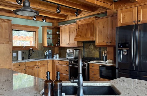 East Kootenay House | Lakeview Lodge | Beach | Mooring Buoy | Hot Tub