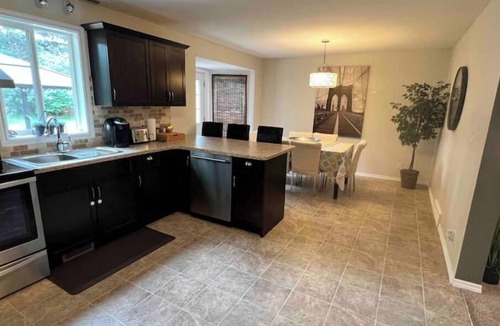 Saskatoon House | Lakeview Villa - Exquisite & Cozy 3 Bedroom Home