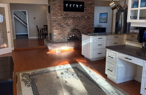 Central Alberta House | Lakewater Estate (lakefront/private beach)