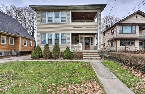 Lakewood House | Lakewood Home w/Yard ~ 8 Mi to Cleveland!