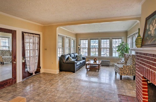 Lakewood House | Lakewood Home w/Yard ~ 8 Mi to Cleveland!