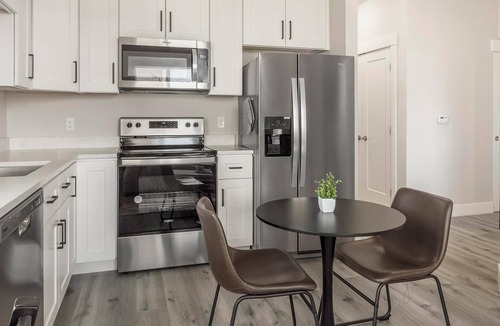 College View Apartment | Landing | Incredible 2BD in Harvey Park South