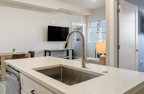 College View Apartment | Landing | Spectacular 2BD in Harvey Park South
