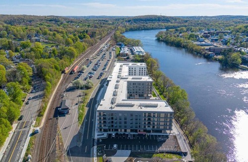 Haverhill Apartment | Landing | Spectacular Studio, Gym, Pool