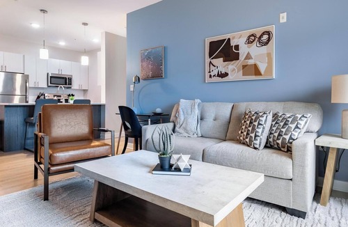 Windsor Apartment | Landing | Stunning 2BD, Clubhouse, Courtyard