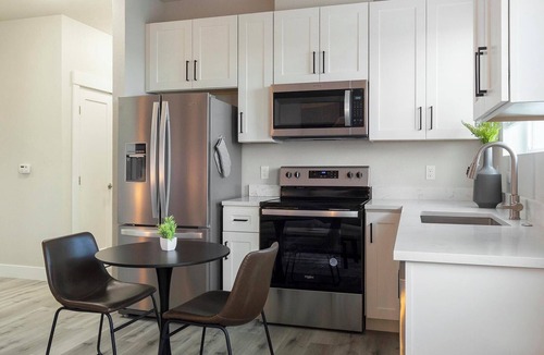 College View Apartment | Landing | Stunning 2BD in Harvey Park South