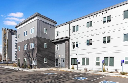 College View Apartment | Landing | Stunning 2BD in Harvey Park South