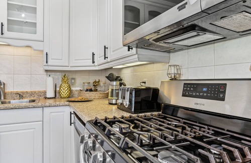 Lantana House | Lantana Beach House-5 mins to Beach- KING BD/Hot Tub/Pool/Fire Pit/Gym/Mini Putt