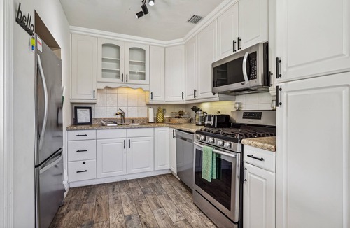 Lantana House | Lantana Beach House-5 mins to Beach- KING BD/Hot Tub/Pool/Fire Pit/Gym/Mini Putt