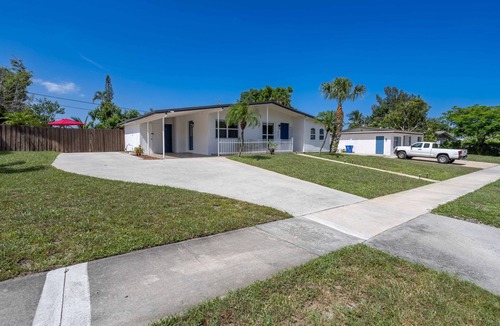 Lantana House | Lantana Beach House-5 mins to Beach- KING BD/Hot Tub/Pool/Fire Pit/Gym/Mini Putt