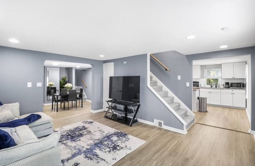 Brook Park House | Large 3BR - 5 Min to I-X Center & CLE Airport