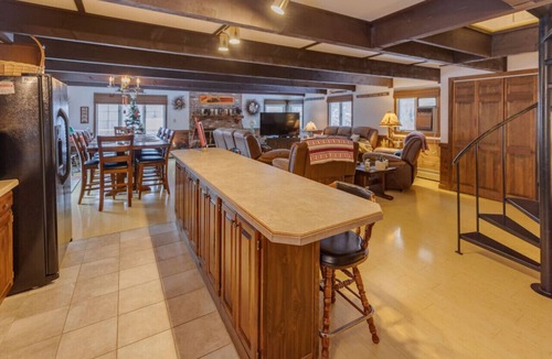 Bethlehem Apartment | Large Chalet near Bretton Woods!