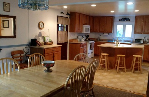 Lincoln House | Large home, Great Reviews, 5 Min Walk to Downtown; 2 miles to Loon Mtn. Resort