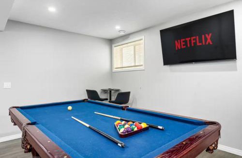 Calgary House | Large House with Billiards & AC, 5 Bedrooms and Close to the Airport