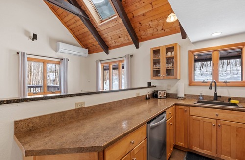 Jackson Cabin | Large mountain cabin getaway with high speed WiFi and hot tub in Jackson, NH