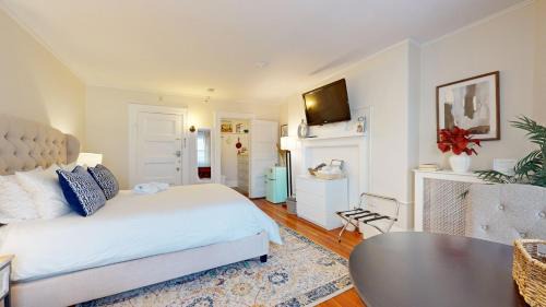 Longwood Apartment | Large Private Room,Shared Bath, BU, Fenway, MBTA