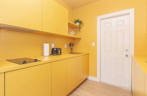 El Portal Apartment | Large Stylish Studio Apartment in El Portal 3