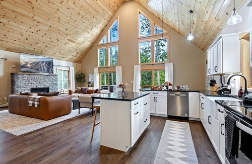 Bethel House | Large Trendy Chalet, HotTub, Sleeps 14, Arcade!