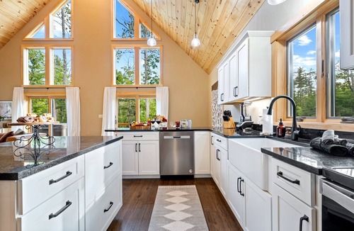 Bethel House | Large Trendy Chalet, HotTub, Sleeps 14, Arcade!
