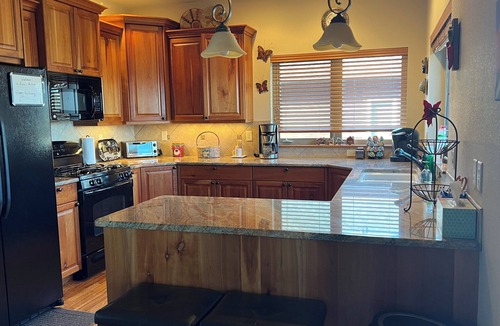 Estes Park House | Laura'a Nature Retreat-Lake & mountain views + private hot tub!