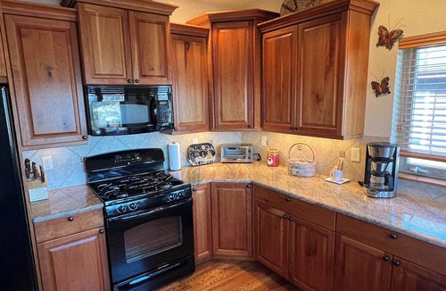 Estes Park House | Laura'a Nature Retreat-Lake & mountain views + private hot tub!