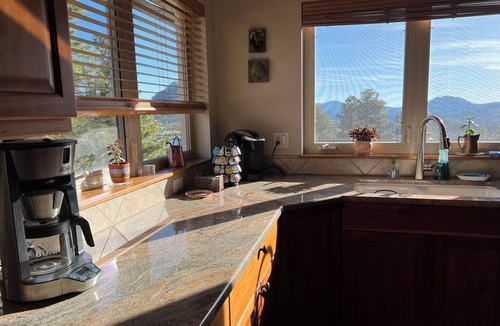Estes Park House | Laura'a Nature Retreat-Lake & mountain views + private hot tub!