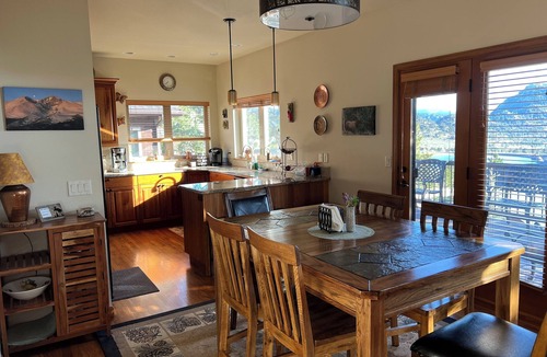 Estes Park House | Laura'a Nature Retreat-Lake & mountain views + private hot tub!