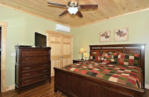 Morrisville Cabin | Lazy Bear Lodge: 4 br log home, fireplace, a/c, deck, pond & views!