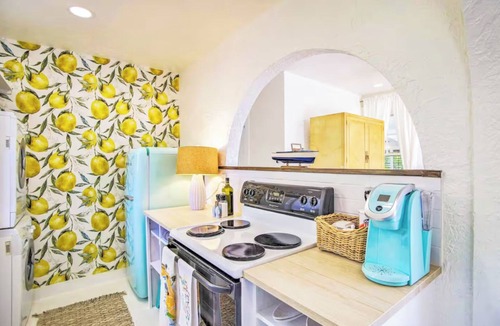 West Palm Beach Cottage | Lemon Loft: Palm Beach-style paradise, shared pool