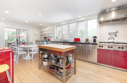 West Edmonton House | Lessard Lodge - Sleeps 10 - Hot tub - AC