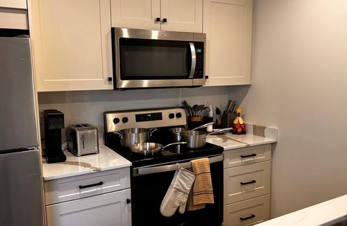 Saskatoon House | Lib3rtie Suites - Sunlit Getaway in Brighton 2BR Sleeps 6 Family-friendly
